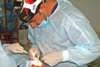 Владислав Григорянц оперирует пациента