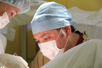 Пластический хирург Сарвар Бакирханов в операционной