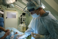 Пластический хирург Андрей Росс в операционной