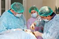 Пластический хирург Арслан Пенаев оперирует пациента