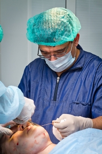 Пластический хирург Арслан Пенаев оперирует пациента