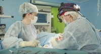 Пластический хирург Екатерина Вакорина проводит операцию